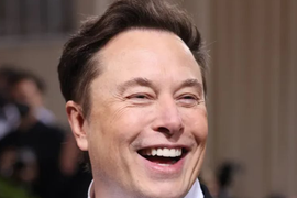 Chỉ có thể là Elon Musk: Mặc đối thủ chật vật bán xe để tồn tại, Tesla bán ‘giấc mơ’, bán sự ‘táo bạo’ vẫn có lãi, ung dung vốn hóa trăm tỷ USD