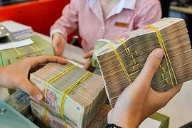 Lãi suất tăng, giá vàng lên tục đảo chiều: Có tiền nhàn rỗi nên gửi tiết kiệm hay mua vàng dài hạn?