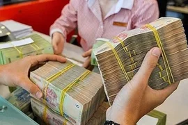 Lãi suất tăng, giá vàng lên tục đảo chiều: Có tiền nhàn rỗi nên gửi tiết kiệm hay mua vàng dài hạn?