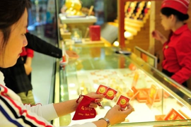 Vàng SJC lao dốc, giảm 700 nghìn đồng/lượng