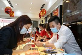 Vỡ mộng làm giàu, người mua vàng lỗ nặng sau 1 tuần chao đảo: Giá vàng tăng là viễn cảnh cuối 2025?