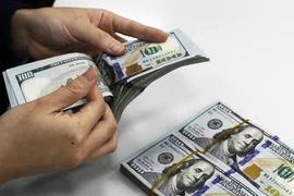 Tỷ giá USD ngày 24/12: Giá đô la tự do tăng mạnh, tiến gần đỉnh lịch sử