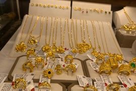 Giá vàng đồng loạt tăng thêm 200 nghìn đồng mỗi lượng