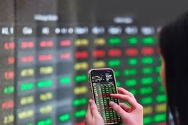 Loạt cổ phiếu bluechip được nhà đầu tư "gom” mạnh, VN-Index vượt mốc 1.270 điểm