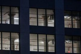 Khoản nợ ngân hàng nghìn tỷ USD đằng sau những tòa nhà thưa vắng mọc lên trên khắp nước Mỹ