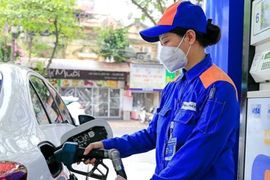 Giá xăng tăng sát mốc 24.000 đồng/lít, giá dầu giảm nhẹ
