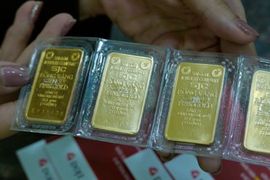 Giá vàng miếng "giằng co" dưới mốc 82 triệu đồng/lượng