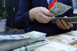 Tỷ giá trung tâm tăng sát mốc 24.000 VND/USD