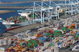 Các loại phụ phí tại cảng biển tăng cao khiến doanh nghiệp khó chồng khó
