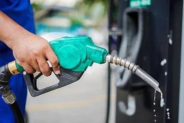 Giá xăng giảm gần 400 đồng/lít