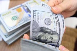 Tỷ giá trung tâm ổn định, đồng USD trượt dốc