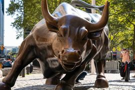 Dow Jones hạ gần 400 điểm trong phiên bán mạnh trên thị trường chứng khoán Mỹ