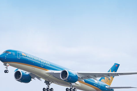 Cổ phiếu Vietnam Airlines tăng trần, VN-Index lấy lại mốc 1.300 điểm