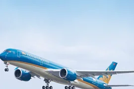 Cổ phiếu Vietnam Airlines tăng trần, VN-Index lấy lại mốc 1.300 điểm