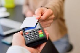 Sự phổ biến của thanh toán QR ngày càng bỏ xa quẹt thẻ ngân hàng?