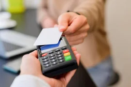 Sự phổ biến của thanh toán QR ngày càng bỏ xa quẹt thẻ ngân hàng?