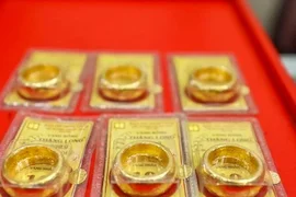 Vàng thế giới giảm giá sau khi tạo đỉnh mới, vàng nhẫn trong nước điều chỉnh theo