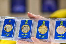 Giá vàng nhẫn tăng nhẹ, vàng thế giới hạ nhiệt sau khi tạo đỉnh mới