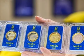 Giá vàng nhẫn tăng nhẹ, vàng thế giới hạ nhiệt sau khi tạo đỉnh mới