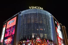 Cổ phiếu Vincom Retail (VRE) bất ngờ tăng vọt khi thời điểm thu hồi các khoản cho vay nhóm Vingroup đến gần