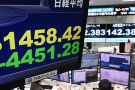 Nikkei vừa trải qua ngày tồi tệ nhất trong gần 4 thập kỷ, Kospi tạm dừng giao dịch vì bán tháo mạnh