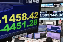 Nikkei vừa trải qua ngày tồi tệ nhất trong gần 4 thập kỷ, Kospi tạm dừng giao dịch vì bán tháo mạnh