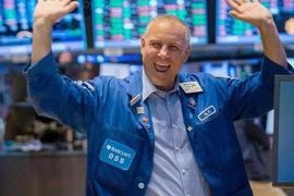 Khối ngoại bất ngờ "tung" gần 300 tỷ đồng gom cổ phiếu trong phiên VN-Index giảm mạnh, đâu là tâm điểm?