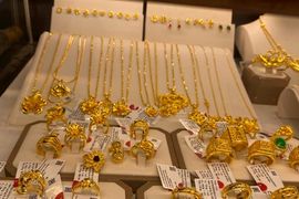 Tạo kỷ lục mới, giá vàng nhẫn vượt mốc 83 triệu đồng/lượng