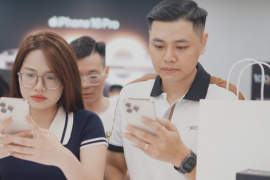 Hàng nghìn khách Việt nhận iPhone 16 trong đêm