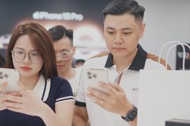 Hàng nghìn khách Việt nhận iPhone 16 trong đêm