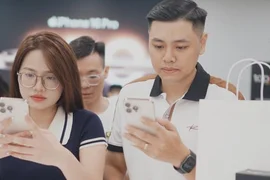 Hàng nghìn khách Việt nhận iPhone 16 trong đêm