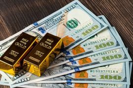 Giá vàng quốc tế giảm trước sự phục hồi của đồng USD, vàng trong nước giữ giá