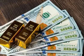 Giá vàng quốc tế giảm trước sự phục hồi của đồng USD, vàng trong nước giữ giá