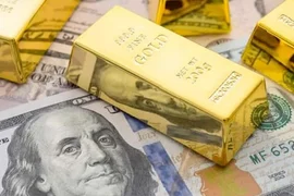 Vàng dừng đà tăng giá trước áp lực từ đồng USD