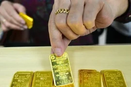 Vàng miếng SJC tiếp tục giảm đến 400 nghìn đồng mỗi lượng