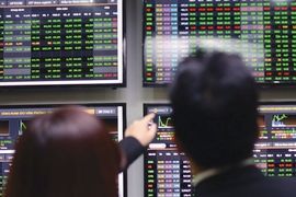 Nhóm cổ phiếu “vua” dẫn dắt, VN-Index thoát hiểm phút cuối