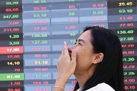 VN-Index vượt 1.300 điểm, cao nhất gần 1.000 ngày, nhà đầu tư chứng khoán "vỡ oà" sung sướng
