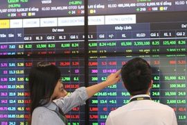Nhiều cổ phiếu tăng kịch trần, VN-Index tích luỹ thêm gần 4 điểm