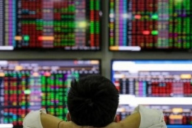 VN-Index "chìm" trong sắc đỏ, riêng cổ phiếu SHB được “gom” đột biến, tăng kịch trần