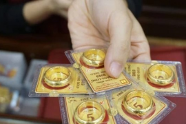 Vượt vàng miếng SJC, vàng nhẫn giao dịch quanh mốc 99 triệu đồng/lượng