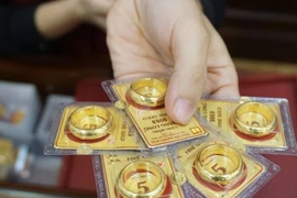 Vượt vàng miếng SJC, vàng nhẫn giao dịch quanh mốc 99 triệu đồng/lượng