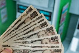 Nhà đầu tư tìm đến yên Nhật giữa căng thẳng thuế quan