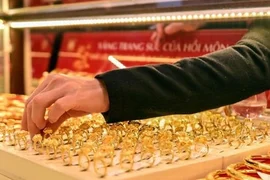 Giá vàng miếng SJC đi ngang, vàng nhẫn đồng loạt giảm nhẹ