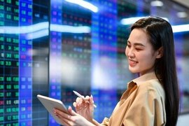 Cổ phiếu bất động sản nổi sóng, VN-Index vượt mốc 1.330 điểm