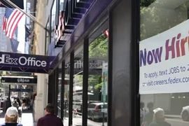 Báo cáo việc làm Mỹ tháng 4 tăng vượt dự báo, ông Trump lại giục Fed cắt giảm lãi suất ngay lập tức