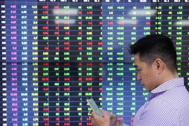 Cổ phiếu “họ” Vin bứt phá, VN-Index áp sát mốc 1.360 điểm