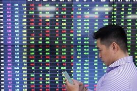 Cổ phiếu “họ” Vin bứt phá, VN-Index áp sát mốc 1.360 điểm