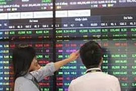 “Gánh nặng” cổ phiếu dầu khí, VN-Index “quay đầu” giảm nhẹ