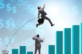 Cổ phiếu chứng khoán “thăng hoa”, VN-Index tiến sát mốc 1.350 điểm