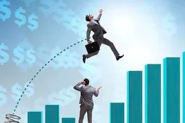 Cổ phiếu chứng khoán “thăng hoa”, VN-Index tiến sát mốc 1.350 điểm